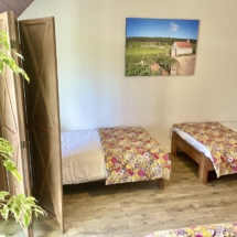 chambre et lit avec paravent